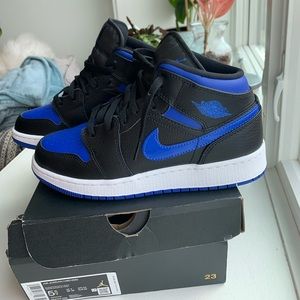 Air Jordan 1s GS mid royal toe